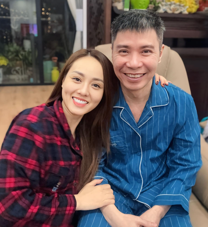 Vợ NSND Công Lý luôn là người sát cánh, chăm sóc và hỗ trợ chồng.