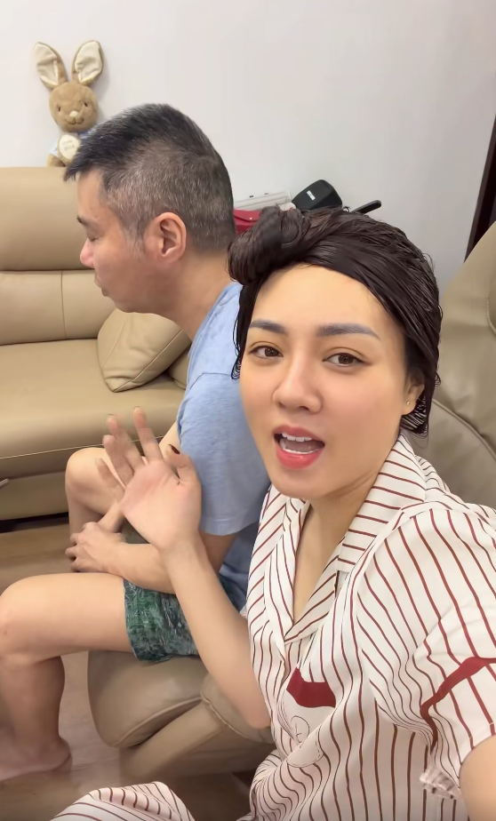 Vợ NSND Công Lý trực tiếp lên tiếng về những thắc mắc mà cô thường nhận được trên mạng xã hội.
