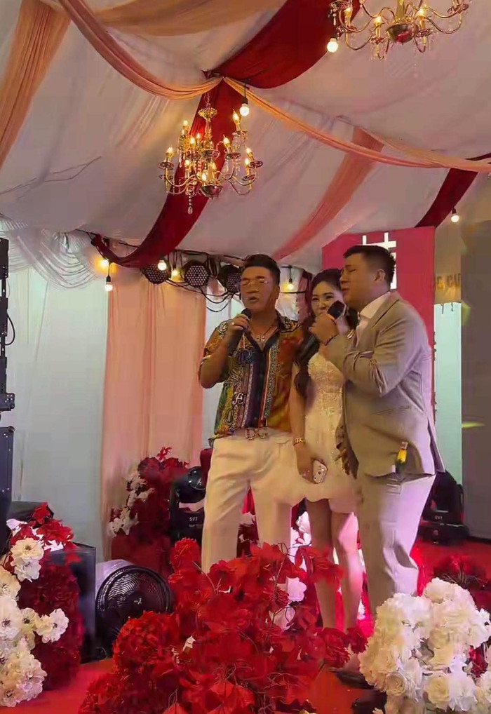 Đàm Vĩnh Hưng song ca cùng Hoài Lâm trong đám cưới. (Ảnh từ Tiktok Hoang Huy Nguyen)