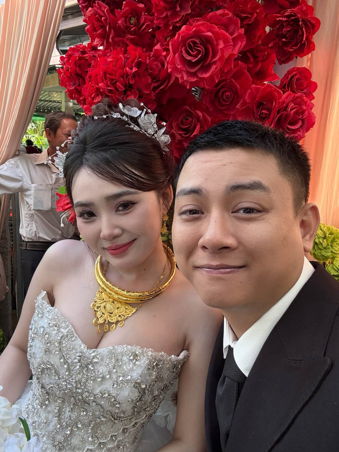Nhiều người chúc phúc vợ chồng Hoài Lâm.