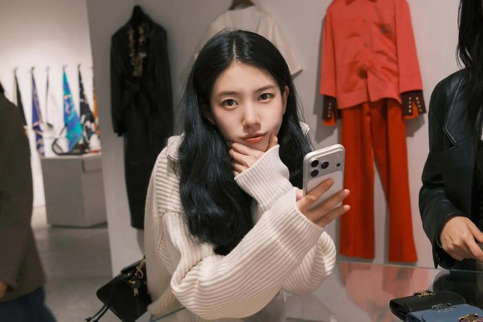 Nhan sắc đời thường của Bae Suzy trong chuyến đi Pháp.
