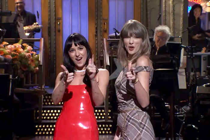 Taylor Swift xuất hiện trong phần độc thoại mở màn của Dakota Johnson tại Saturday Night Live.