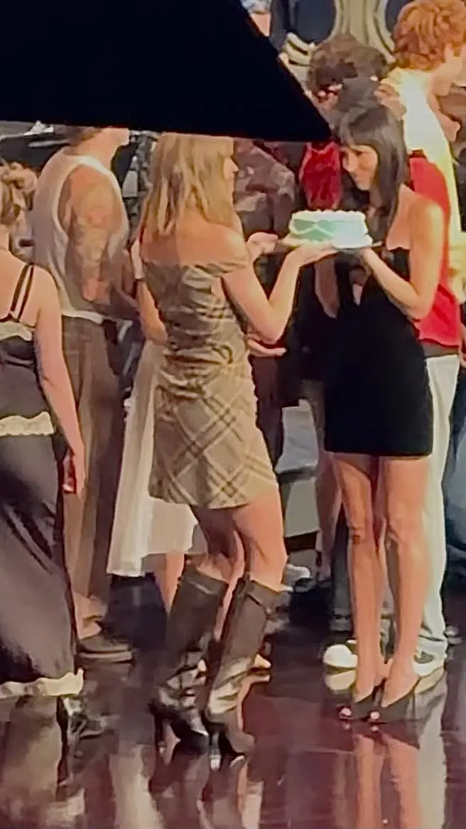 Taylor Swift bí mật mừng sinh nhật Dakota Johnson Ảnh 2