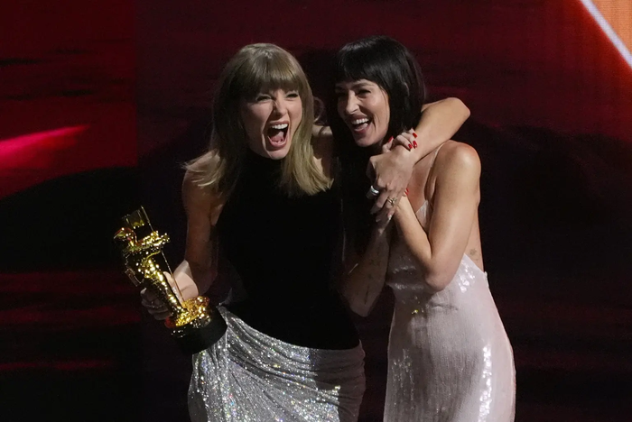 Taylor Swift và Dakota Johnson đã duy trì tình bạn thân thiết hơn một thập kỷ.