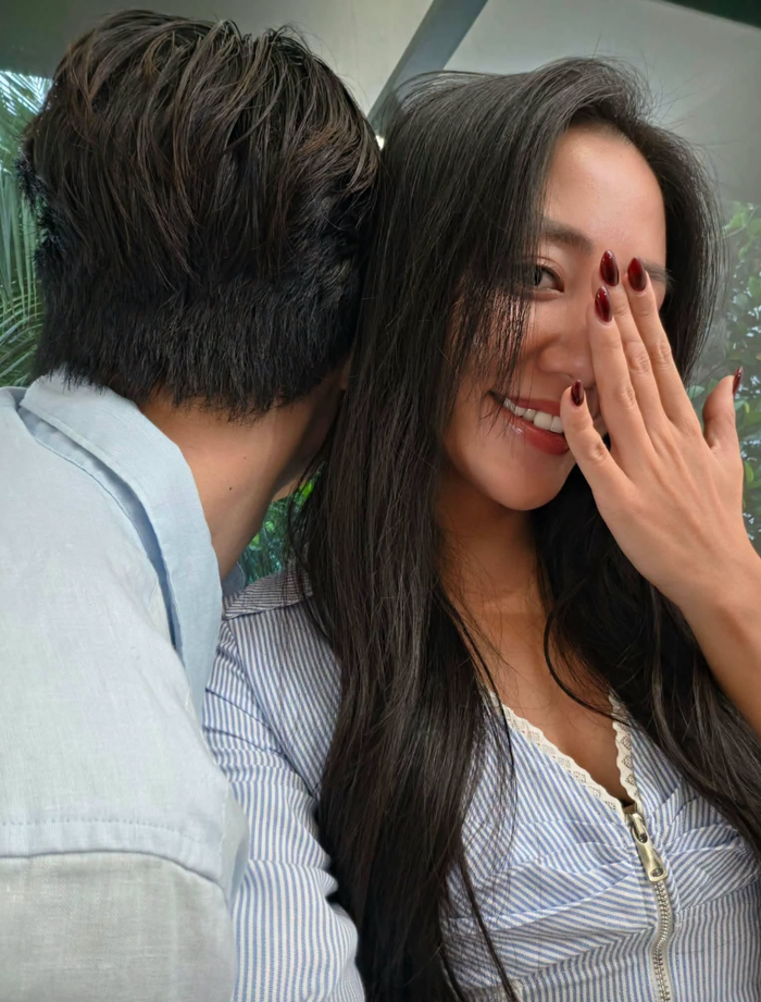 Văn Mai Hương gây chú ý với hình ảnh chàng trai giấu mặt cùng dòng chữ 'Save the date' trên trang cá nhân. Ảnh: FBNV