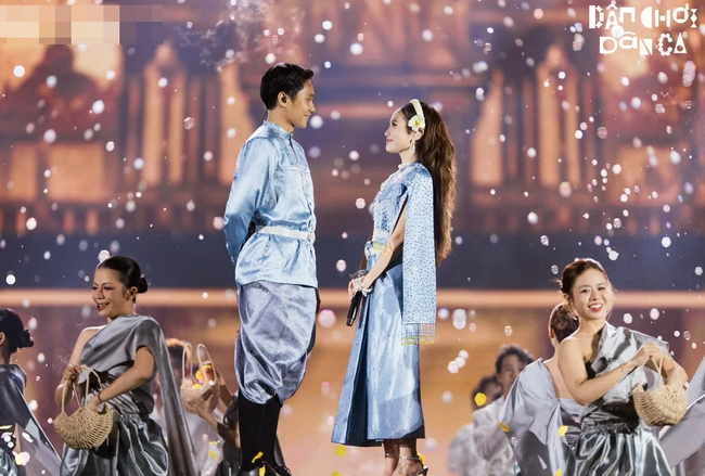 Phương Mỹ Chi và Bảo Định tái hiện hôn lễ trong trang phục truyền thống người Khmer Nam Bộ.