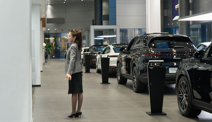 Mu Qianwen tại đại lý Porsche nơi cô làm việc ở Thanh Đảo, tỉnh Sơn Đông, tháng 8/2026. Ảnh: Jiang Wanru/White Night Workshop.