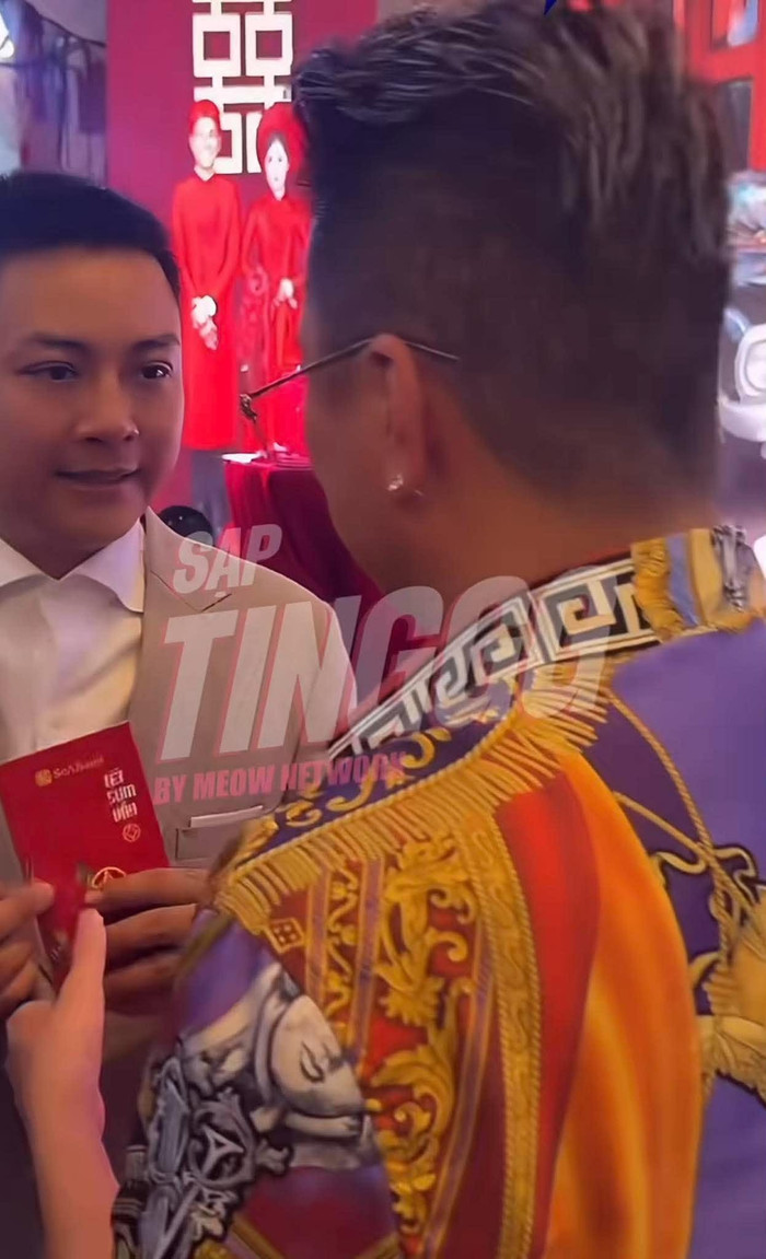 Đàm Vĩnh Hưng tặng phong bì tiền mừng cưới vợ chồng Hoài Lâm. (Ảnh từ TikTok Sạp Tinggg)