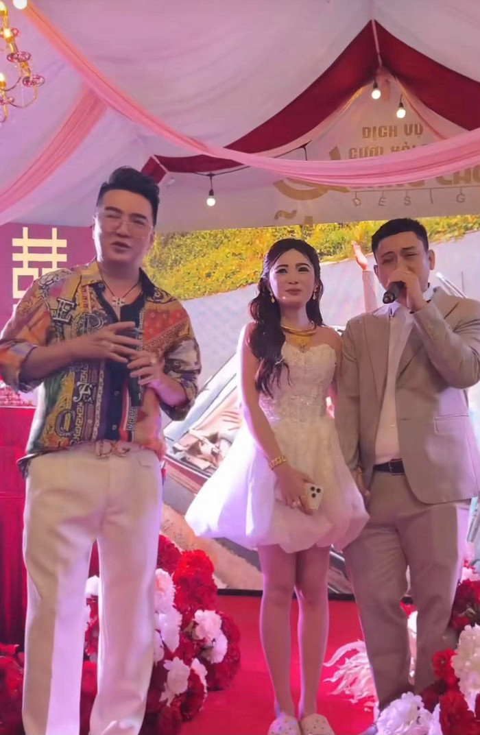 Đàm Vĩnh Hưng lên sân khấu, hát góp vui ở đám cưới Hoài Lâm.