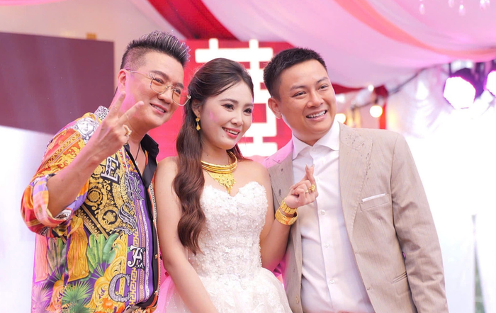 Đàm Vĩnh Hưng từ TP.HCM về Vĩnh Long để chung vui cùng Hoài Lâm.