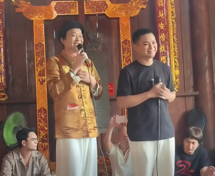 Hoài Lâm và Hoài Linh tại Nhà thờ Tổ nghiệp.