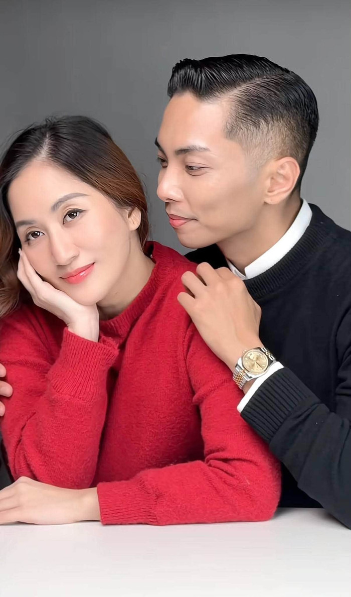 Khoảnh khắc tình tứ của Khánh Thi và Phan Hiển.