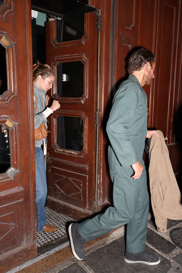 Bradley Cooper và Gigi Hadid tiếp tục khiến công chúng chú ý khi xuất hiện cùng nhau tại Paris.