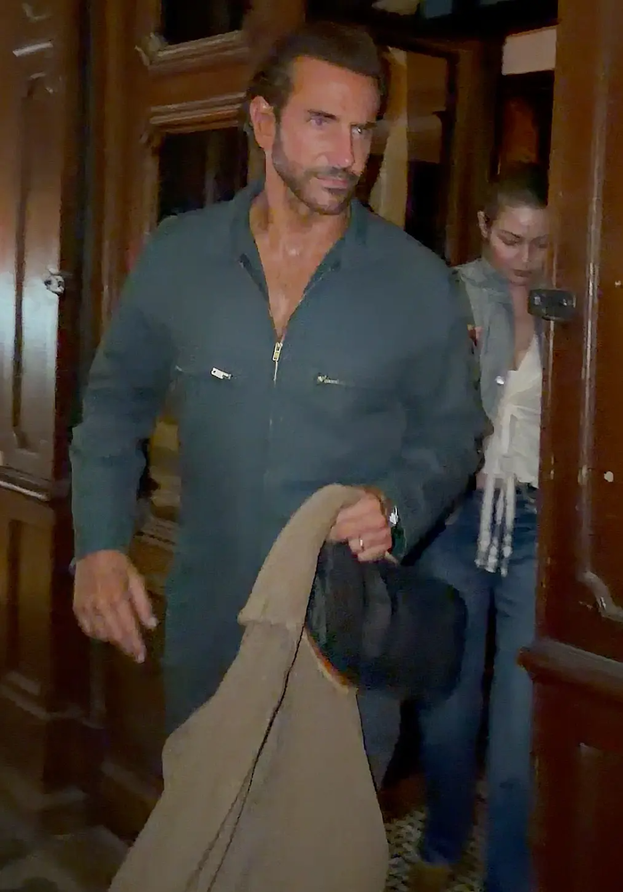 Bradley Cooper và Gigi Hadid tiếp tục đeo nhẫn cưới giữa Paris Ảnh 2