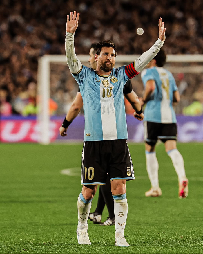 Lionel Messi nhận được hàng loạt lời tri ân từ đồng đội, những người bạn thân và người hâm mộ Argentina ở trận đấu cuối cùng trong màu áo đội tuyển quốc gia. Ảnh: AFA