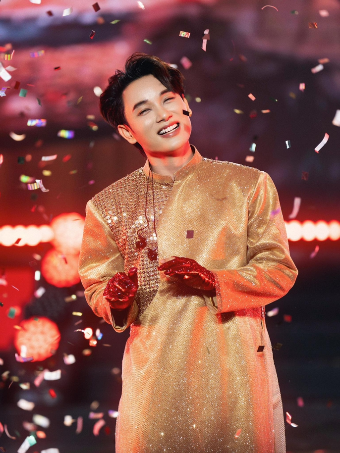 Từ một nghệ sĩ thường tạo dấu ấn qua từng sản phẩm riêng lẻ, Trúc Nhân lần đầu đặt một album ở vị trí trung tâm của một đêm diễn.