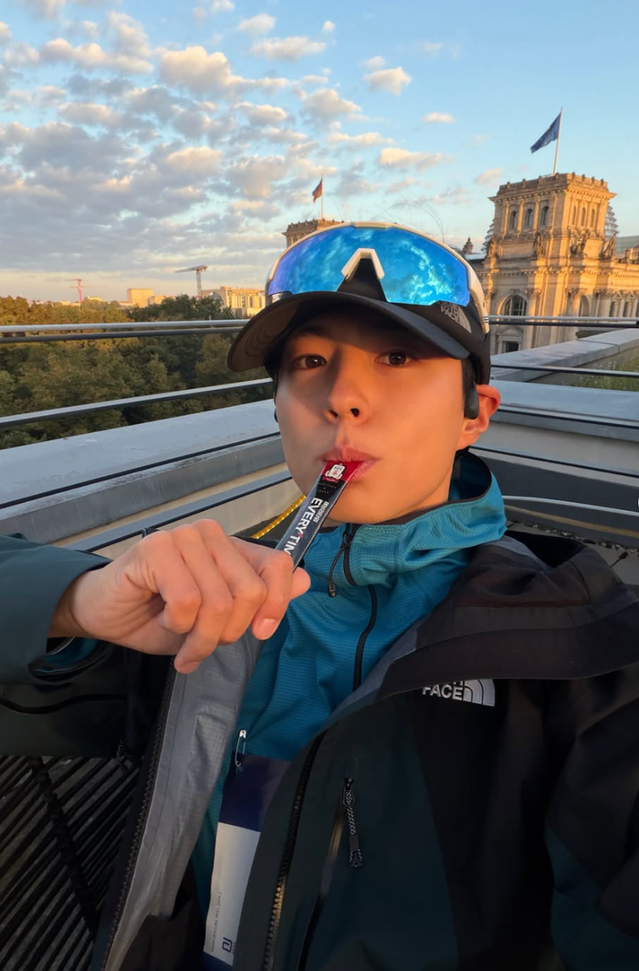 Park Bo Gum khiến người hâm mộ chú ý khi chia sẻ loạt hình ảnh về những hoạt động tại châu Âu.