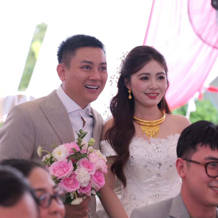 Hoài Lâm và Ngọc Trinh đón khoảng 200 khách mời.
