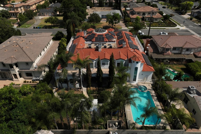 Căn biệt thự sang trọng của vợ chồng Guojun Xuan và Silvia Zhang tại Arcadia, California. Ảnh: AP