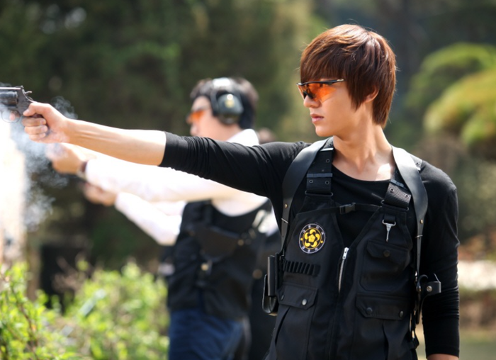 Lee Min Ho vào vai Lee Yoon Sung, chuyên gia công nghệ âm thầm thực hiện kế hoạch trả thù trong Thợ Săn Thành Phố.