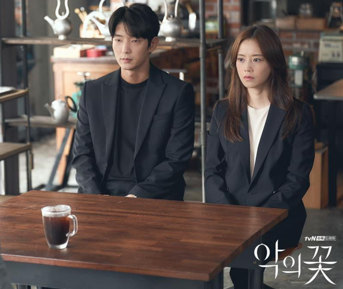 Lee Joon Gi vào vai Baek Hee Sung, người đàn ông che giấu quá khứ bí ẩn trong Flower of Evil. Ảnh: NSX