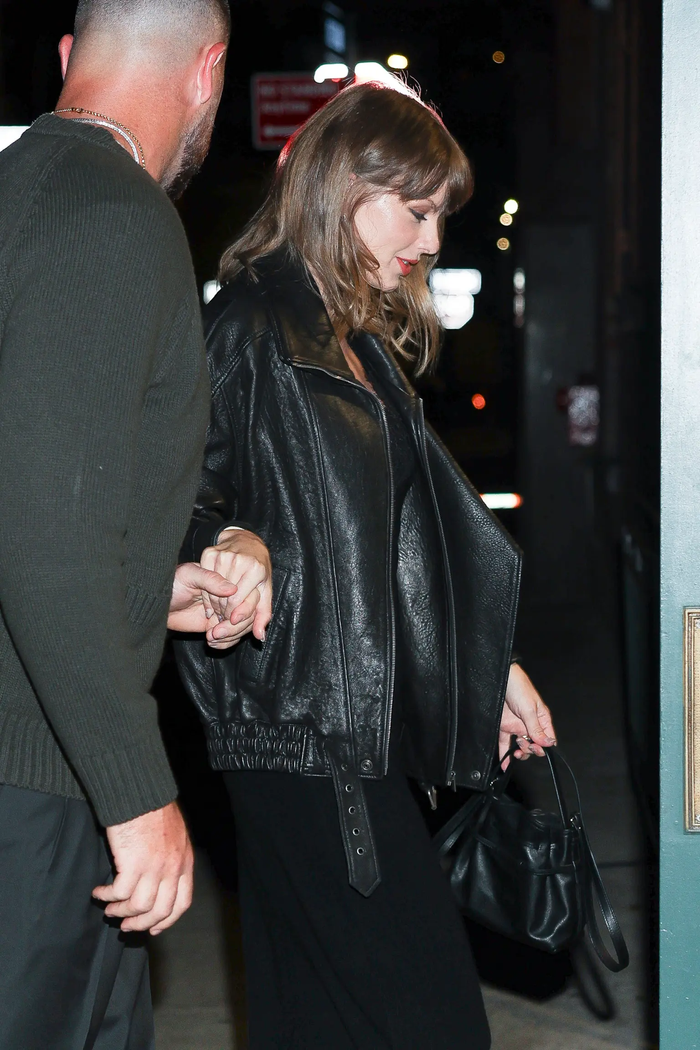 Taylor Swift diện váy ren đen quyến rũ trong tiệc sinh nhật của chồng Ảnh 1