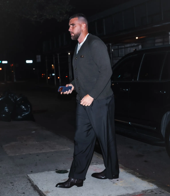 Travis Kelce cũng lựa chọn gam màu trầm cho buổi tối đặc biệt.
