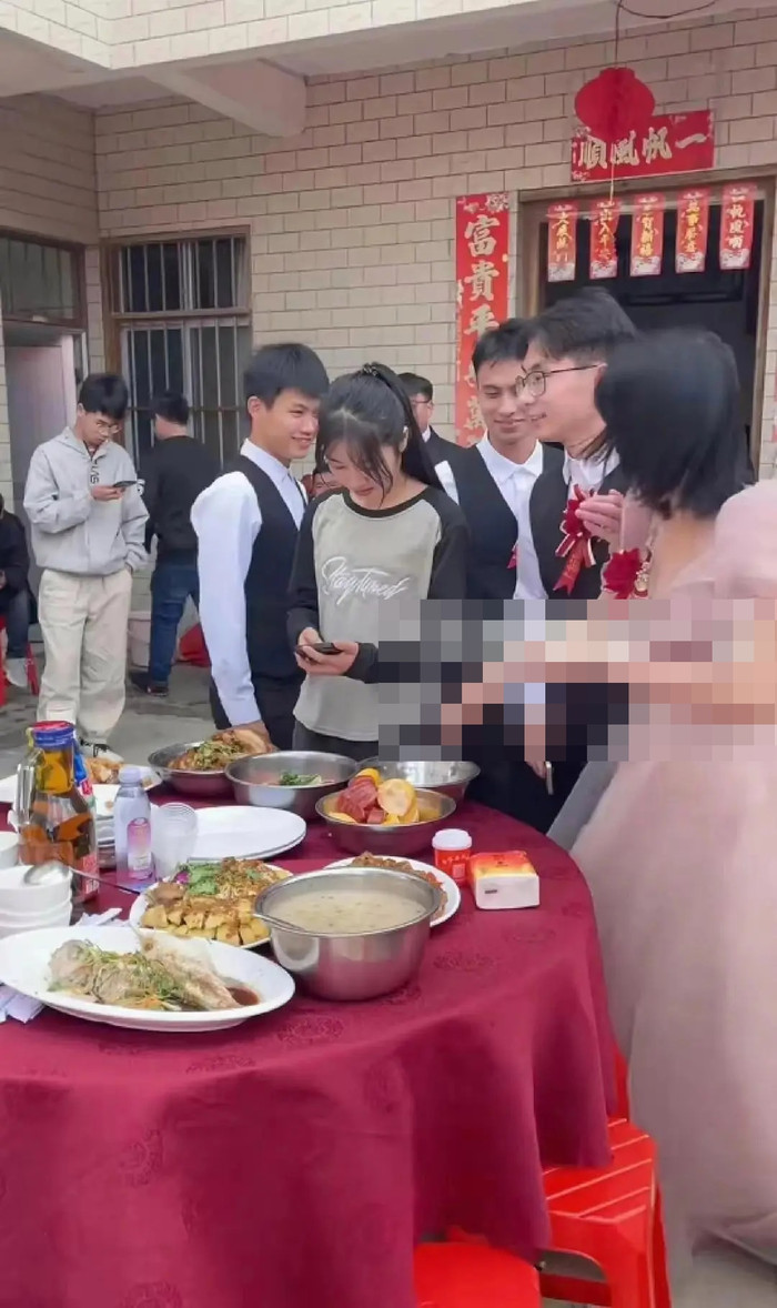 3 phù rể cùng phải lòng một cô gái tại đám cưới, người trong cuộc tiết lộ điều bất ngờ Ảnh 2