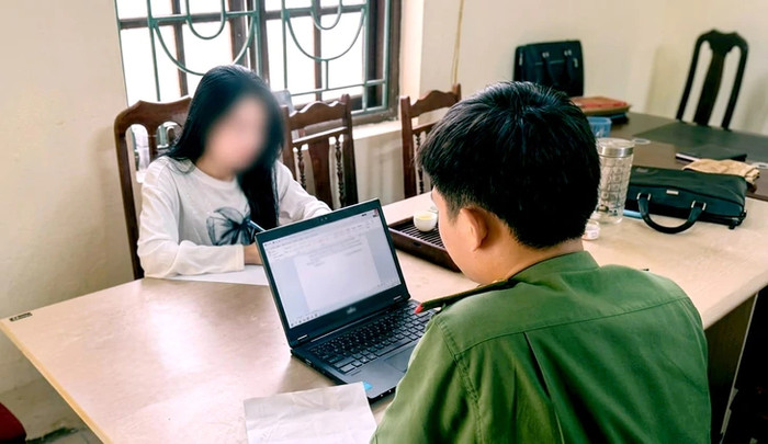 Sau khi được tuyên truyền, nhắc nhở, chị L.T.C. đã tự nguyện đổi tên nhóm, kiểm duyệt chặt chẽ các bài viết đăng tải, đồng thời cam kết không tiếp tục thực hiện các hành vi tương tự - Ảnh: Công an Hưng Yên&nbsp;