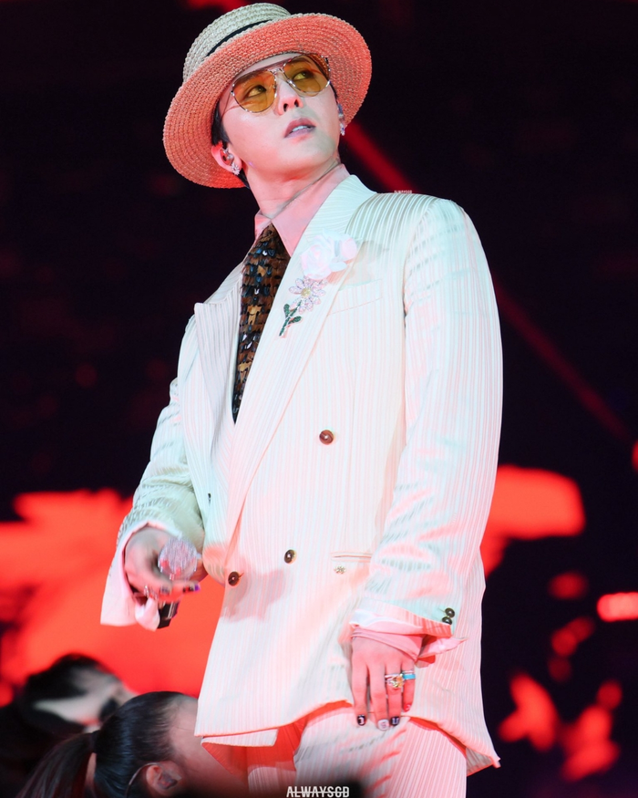 Cơ quan chức năng đã thực hiện lệnh khám xét trụ sở YG Entertainment, đồng thời triệu tập những người liên quan để lấy lời khai và tiến hành phân tích các tài liệu.