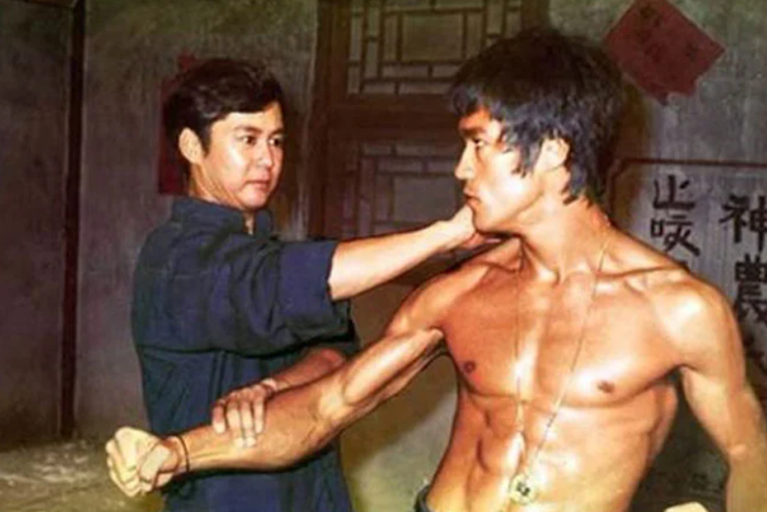 Năm 1964, Lý Tiểu Long từng có cuộc tỷ thí gây tranh cãi với võ sư Hoàng Trạch Dân tại Oakland, California.