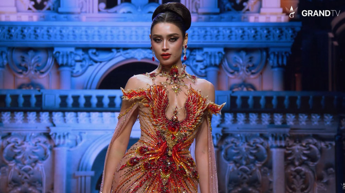 Emoura Phạm tỏa sáng trong phần thi trang phục dạ hội ở bán kết Miss Grand International 2026.