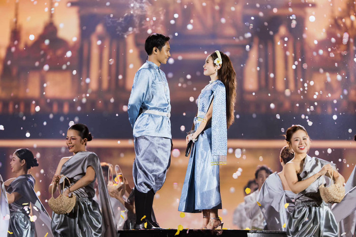 Phương Mỹ Chi và Bảo Định đám cưới trên sân khấu nhạc hội Dân chơi dân ca.