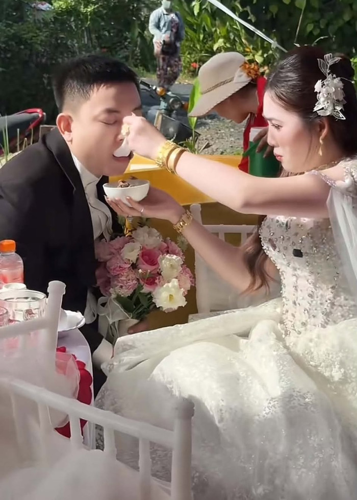 Những hình ảnh của nam ca sĩ khiến khán giả vô cùng thích thú.