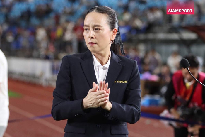 Thất bại liên tiếp ở các trận chung kết khiến làn sóng chỉ trích Madam Pang ngày càng dữ dội, khi người hâm mộ Thái Lan bắt đầu công khai đề nghị bà rời ghế Chủ tịch FAT. Ảnh: Siam Sport