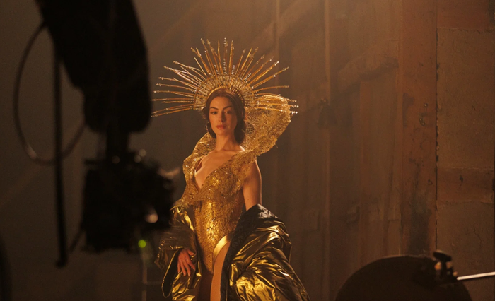 Anne Hathaway trong Mother Mary, tác phẩm giúp cô có cơ hội tiếp tục thể hiện khả năng ca hát trên màn ảnh.