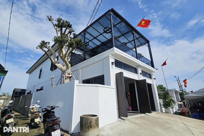 Sau những năm theo đuổi bóng đá chuyên nghiệp, cầu thủ Đình Bắc đã xây dựng một căn nhà mới cho gia đình tại quê nhà Nghệ An. Ngôi nhà có thiết kế hiện đại, nằm ngay cạnh căn nhà cũ nơi gia đình anh đã sinh sống nhiều năm. Ảnh: Dân Trí