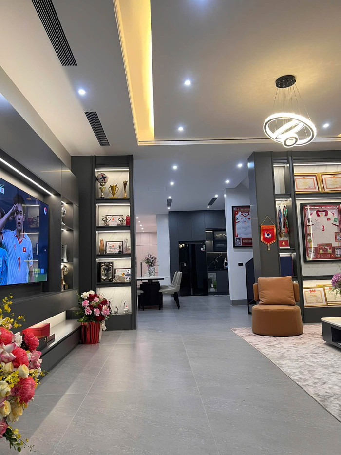 Ngôi nhà có quy mô 2 tầng, lựa chọn phong cách hiện đại với hai gam màu trắng và xám làm chủ đạo. Dù chưa hoàn thiện toàn bộ nội thất, nhiều hạng mục quan trọng bên trong đã được hoàn tất. Ảnh: FBNV
