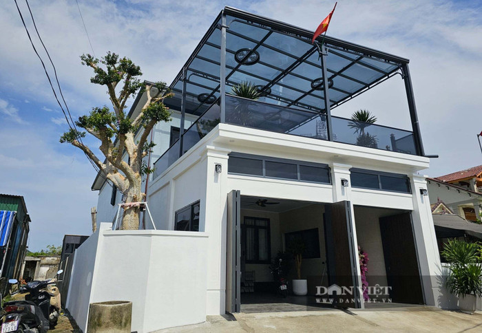 Không gian đáng chú ý khác của căn nhà nằm trên tầng thượng. Gia đình thiết kế một khoảng sân rộng có mái che bằng khung thép kết hợp kính cường lực.Phần mái được trang trí bằng họa tiết tạo điểm nhấn cho khu vực sân thượng, đồng thời vẫn đảm bảo khả năng đón ánh sáng tự nhiên.Từ đây, các thành viên trong gia đình có thể phóng tầm mắt ra khung cảnh làng quê xung quanh. Không gian này được kỳ vọng sẽ trở thành nơi cả gia đình nghỉ ngơi, trò chuyện sau những giờ sinh hoạt thường ngày. Ảnh: Dân Việt