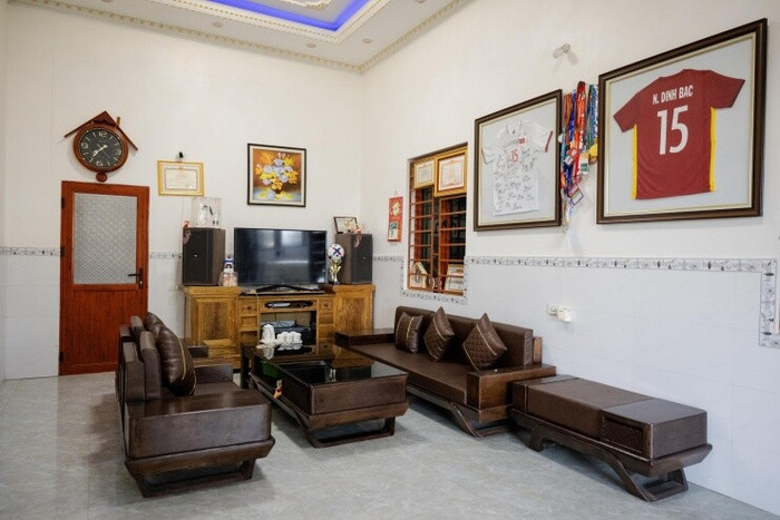 Căn nhà cũ cũng được sửa sang lại để khang trang hơn. Như vậy, hai căn nhà nằm cạnh nhau sẽ tiếp tục là không gian sinh hoạt của các thành viên trong gia đình.