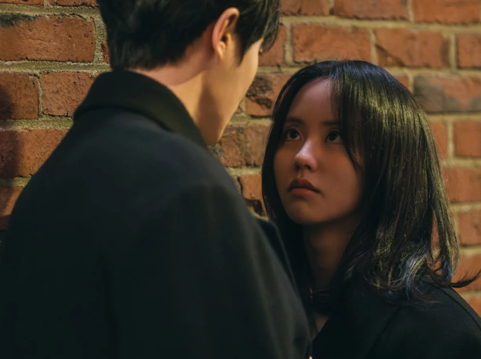 Kim So Hyun đảm nhận vai Im Yoo Jin, cô gái thẳng thắn đang loay hoay tìm lại hướng đi sau những biến cố trong cuộc sống. Xuất thân là diễn viên nhí, nữ diễn viên có 19 năm hoạt động nghệ thuật và từng ghi dấu qua School 2015, Sông Đón Trăng Lên hay Lời Nói Dối Vô Ích. Trong phim, Yoo Jin dần trở nên gần gũi với Min Jae và giúp anh mở lòng sau những tổn thương. Kim So Hyun cho biết cô và Choo Young Woo có sự ăn ý ngay từ lần đầu gặp mặt, hứa hẹn tạo nên một cặp đôi giàu cảm xúc.