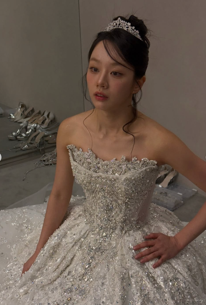 Nữ ca sĩ kiêm diễn viên Hyeri bất ngờ thu hút sự chú ý khi đăng tải loạt ảnh diện trang phục trắng tinh khôi.
