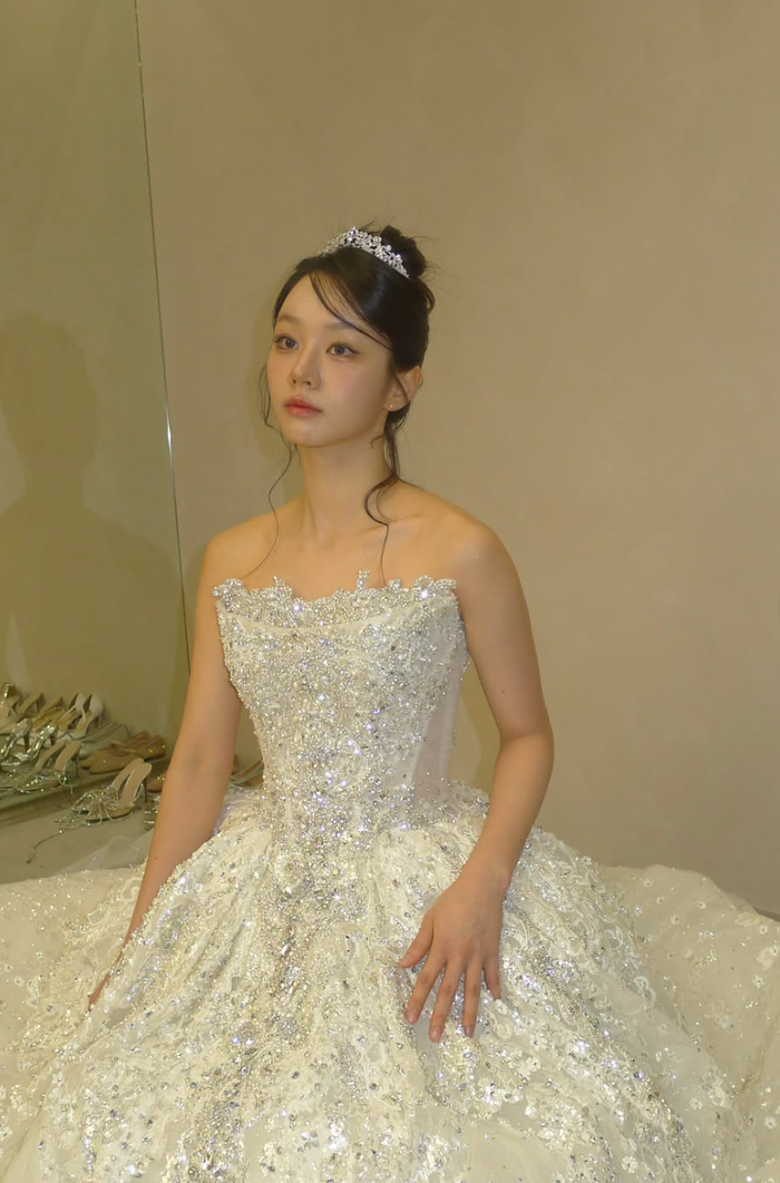 Hyeri bất ngờ tung ảnh diện váy cưới, đội vương miện đẹp như công chúa Ảnh 1