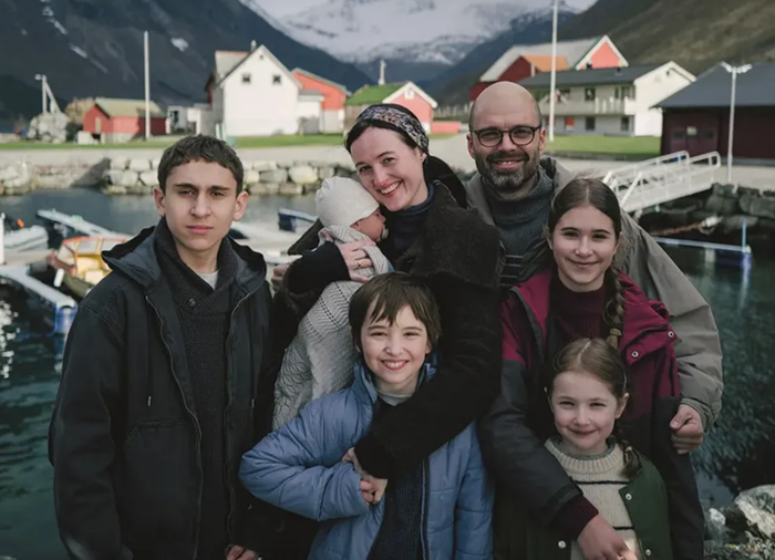 Fjord của đạo diễn Cristian Mungiu nhận 92% Rotten Tomatoes và 81 điểm Metacritic.