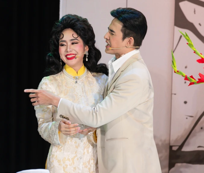 Lê Phương và Lương Thế Thành xuất hiện trong Giáng Hương: Sân khấu về khuya tối 30/9.&nbsp;