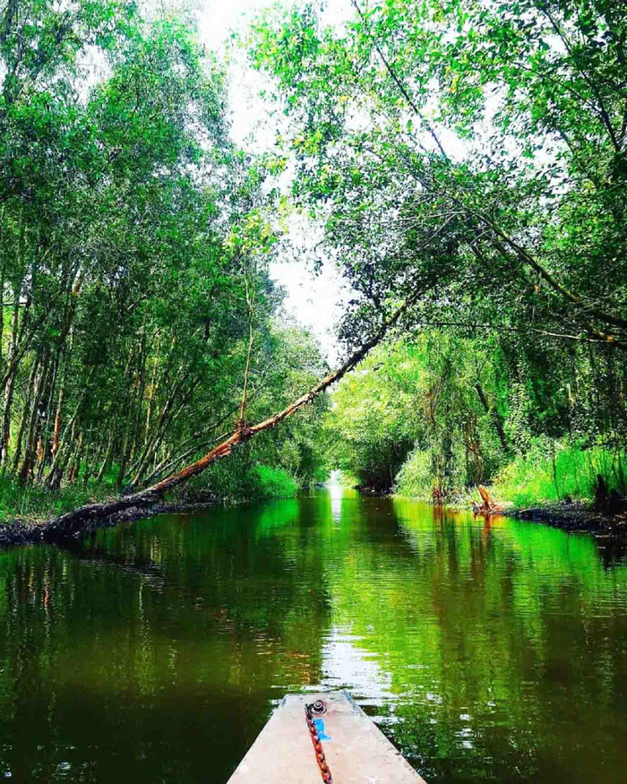 Du khách đến đây, có thể ngồi thuyền ngắm cảnh 2 bên. &nbsp;Ảnh: Sưu tầm