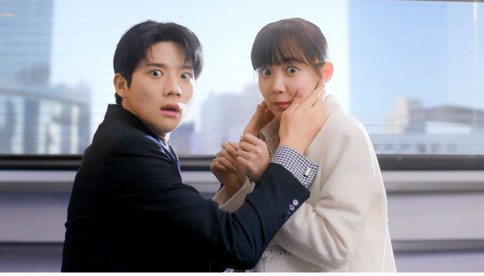 Cinderella at 2AM kể về Ha Yun Seo (Shin Hyun Been), một nữ trưởng nhóm tài năng đang bí mật hẹn hò với đồng nghiệp trẻ tuổi Seo Ju Won (Moon Sang Min). Điều cô không biết là Ju Won chính là con trai út của gia đình tài phiệt sở hữu công ty. Khi mẹ của Ju Won đề nghị Yun Seo nhận tiền để chấm dứt mối quan hệ, cô đồng ý vì cho rằng tình yêu giữa hai người khó có tương lai. Tuy nhiên, Ju Won không dễ dàng từ bỏ. Anh quyết tâm giành lại người mình yêu, tạo nên hàng loạt tình huống vừa hài hước vừa lãng mạn.
