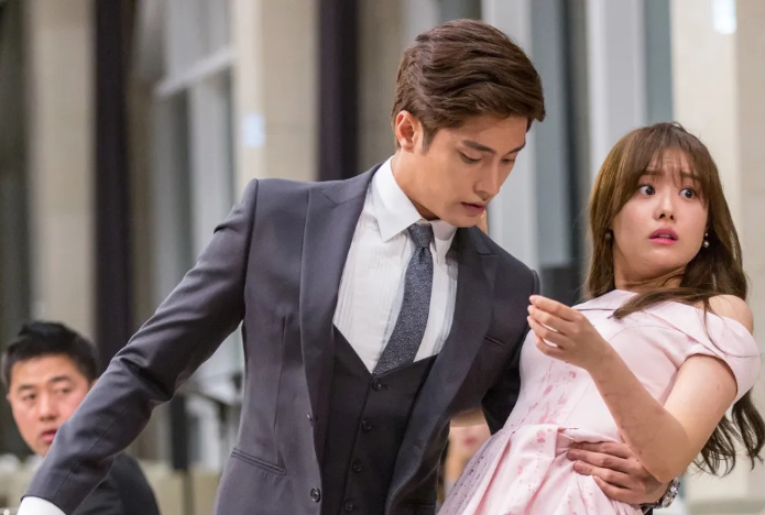 My Secret Romance xoay quanh Cha Jin Wook (Sung Hoon), thiếu gia của một gia đình giàu có, và Lee Yoo Mi (Song Ji Eun), một cô gái đang tìm việc. Sau một đêm tình cờ bên nhau, cả hai đường ai nấy đi nhưng bất ngờ gặp lại khi Yoo Mi trở thành chuyên gia dinh dưỡng tại công ty gia đình Jin Wook. Từ những màn đối đầu ban đầu, cả hai dần bị cuốn vào mối quan hệ tình cảm. Phim sở hữu mô-típ rom-com quen thuộc, nhiều tình huống hài hước cùng những màn tương tác ngọt ngào giữa hai nhân vật chính.