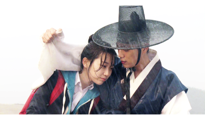Splash Splash Love xoay quanh Dan Bi (Kim Seul Gi), một nữ sinh trung học bất ngờ xuyên không về thời Joseon. Tại đây, cô gặp Lee Do (Yoon Doo Joon), vị vua trẻ của triều đại. Từ hai người xa lạ đến từ hai thế giới khác nhau, Dan Bi và Lee Do dần tìm thấy sự đồng điệu và nảy sinh tình cảm. Phim chỉ gồm 2 tập nhưng vẫn xây dựng được câu chuyện tình yêu trọn vẹn, hài hước và giàu cảm xúc. Sự tung hứng giữa Kim Seul Gi và Yoon Doo Joon cũng là một trong những điểm khiến tác phẩm được yêu thích.