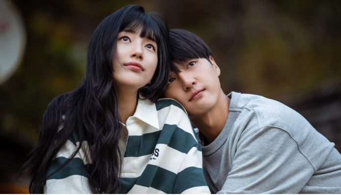 Doona! xoay quanh Lee Doo Na (Suzy), cựu thành viên nhóm nhạc nổi tiếng Dream Sweet, bất ngờ rời xa ánh đèn sân khấu và chuyển đến sống tại một căn nhà chung. Tại đây, cô gặp Lee Won Jun (Yang Se Jong), một sinh viên đại học bình thường. Ban đầu, Doo Na nhầm Won Jun là người hâm mộ cuồng nhiệt, trong khi anh thậm chí không biết cô là ai. Càng tiếp xúc, cả hai càng nảy sinh sự tò mò và tình cảm dành cho đối phương. Bộ phim gây chú ý nhờ mạch tình cảm nhanh, nhiều cảm xúc và màn kết hợp ăn ý giữa Suzy cùng Yang Se Jong.